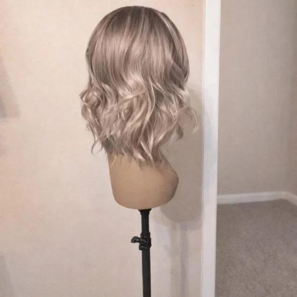 New with lace attached Chelsey smith cosmetics - Picture 4 of 7